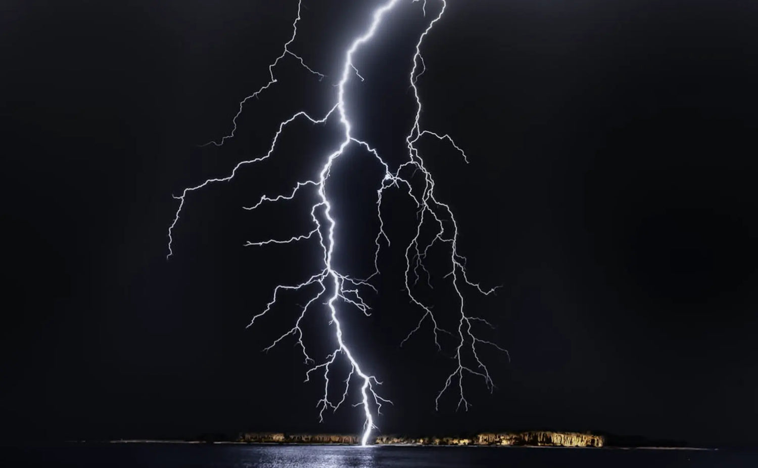 Are-Grounding-Mats-Safe-During-Lightning-What-You-Need-to-Know Earthbound™