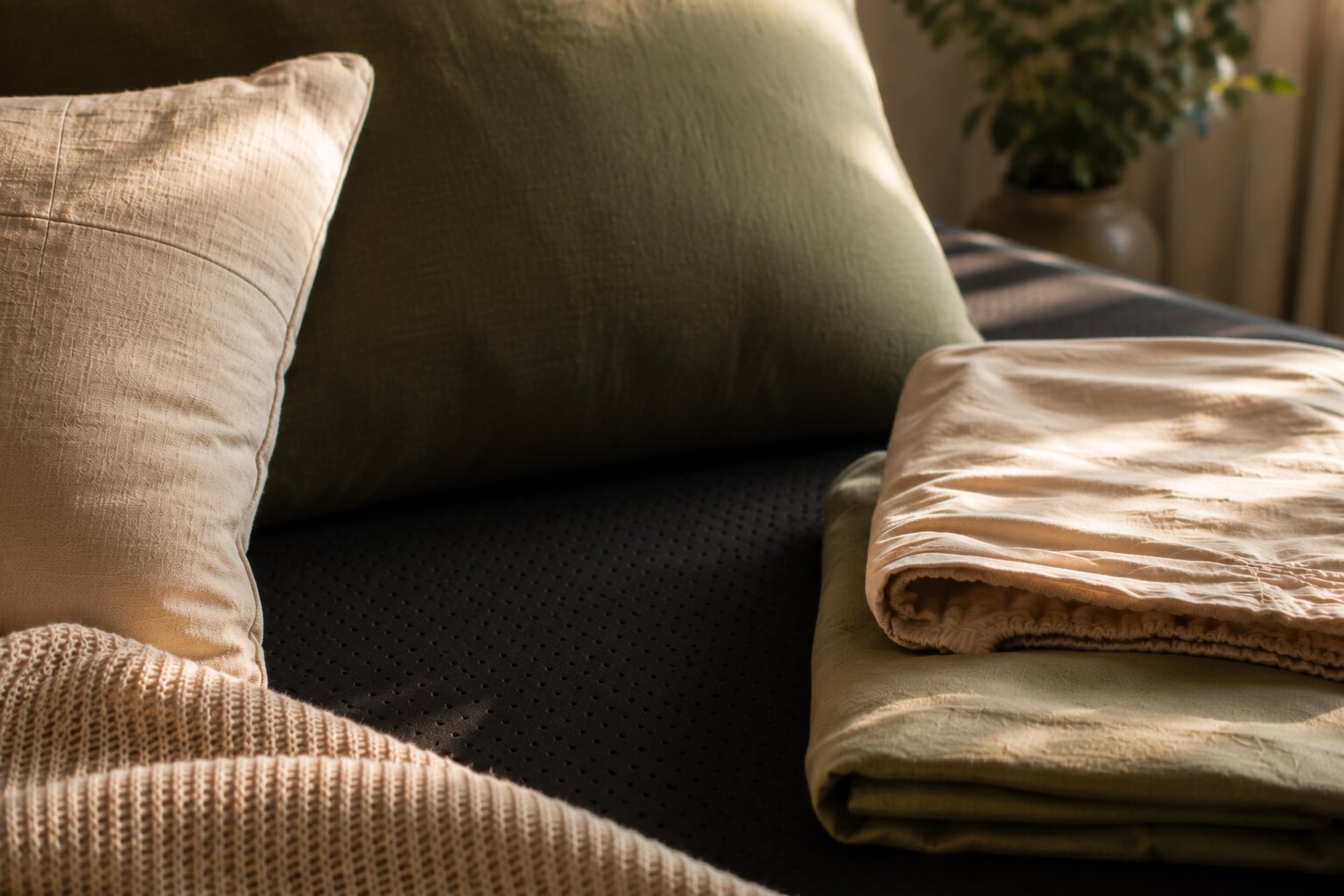 Grounding Mattress Cover vs Sheets: Which One Is Right for You? 